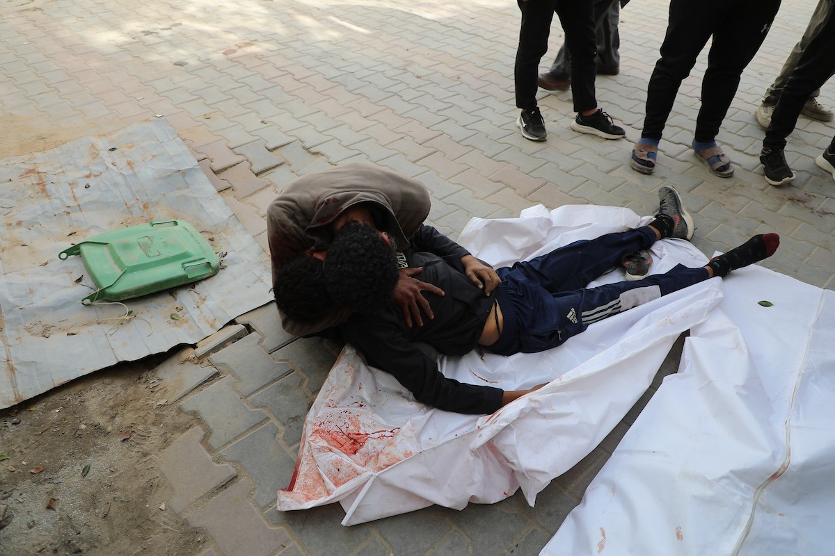 حضر أقارب شاب فلسطيني، قُتل بنيران الجيش الإسرائيلي، مراسم الدفن التي أقيمت في مستشفى الشفاء بمدينة غزة، في 24 يناير/كانون الثاني 2026. (صورة: عمر أشتوي)