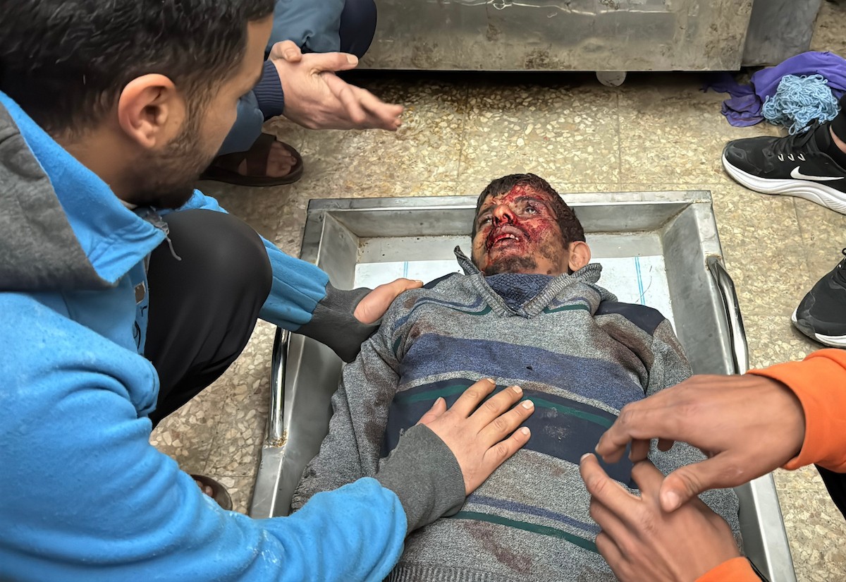 ودّع فلسطينيون ثلاثة جثامين في مستشفى شهداء الأقصى، بينهم أب وطفله، قُتلا بنيران الجيش الإسرائيلي شرق دير البلح في وسط قطاع غزة، في 21 ينايركانون الثاني 2026. (صورة أحمد إبراهيم)