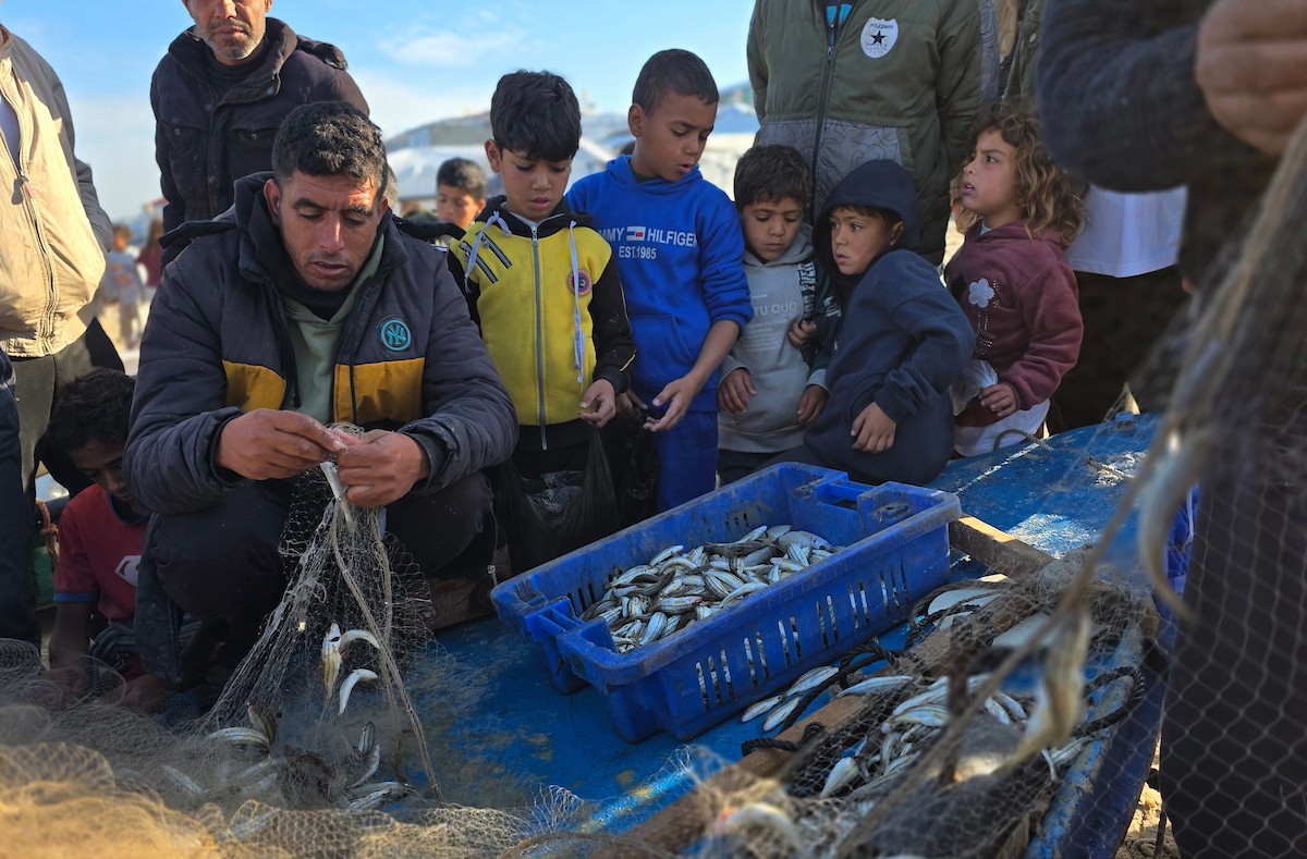 صيادون يعودون للعمل قبالة سواحل خان يونس بإمكانيات محدودة ومخاوف ملاحقتهم واستهدافهم من قبل الاحتلال الاسرائيلي، 31 ديسمبر/كانون الأول 2025. صورة: طارق محمد