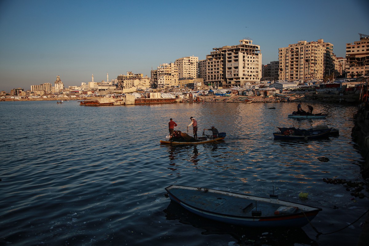 يقضي الفلسطينيون أوقاتهم على شاطئ البحر عند غروب الشمس في مدينة غزة، 16 يناير/كانون الثاني 2026. تصوير: عمر أشتوي