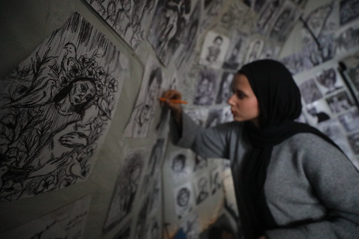 الفلسطينية مرَح خالد الزعانين (18 عاما) تحول خيمة نزوحها في مدينة غزة إلى معرض فني، 28 يناير/كانون الثاني 2026. تصوير: عمر أشتوي