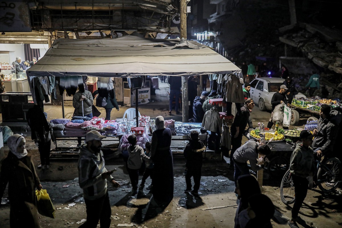 شارع عمر المختار بحي الرمال في مدينة غزة، ليل 31 ديسمبر/كانون الأول 2025، آخر أيام عام 2025، صورة: عمر أشتوي