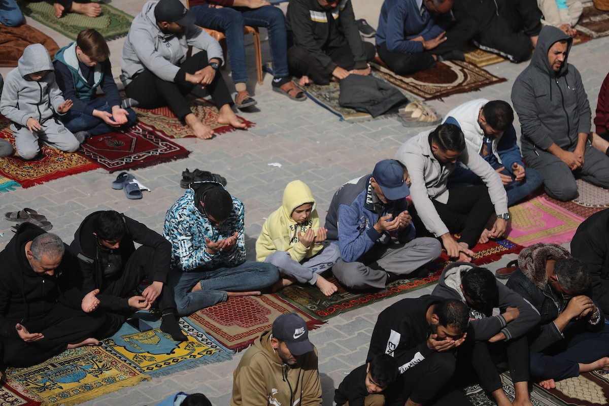 يؤدي الفلسطينيون صلاة الجمعة داخل مدرسة تابعة لوكالة الأونروا، حُوِّلت إلى ملجأ بعد نزوح عائلات منها جراء الهجمات الإسرائيلية منذ 7 أكتوبر/تشرين الأول 2023، في مدينة غزة. 30 يناير/كانون الثاني 2026. صورة: عمر أشتوي