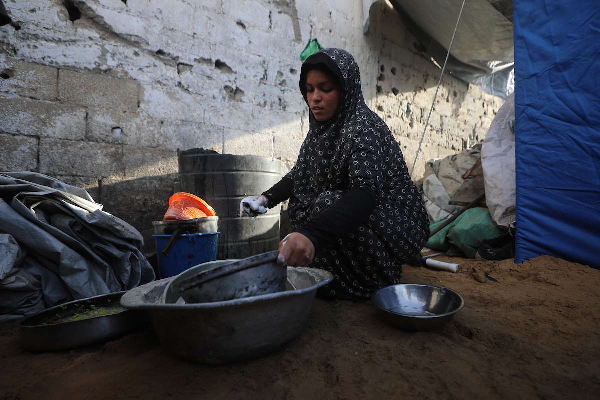 كفاح صبح (38 عامًا) فلسطينية، تكافح لإعالة أسرتها داخل خيمة ممزقة في مدينة غزة، وسط ظروف معيشية قاسية ونقص شبه تام في الضروريات الأساسية. 29 يناير/كانون الثاني 2026. تصوير: عمر أشتوي