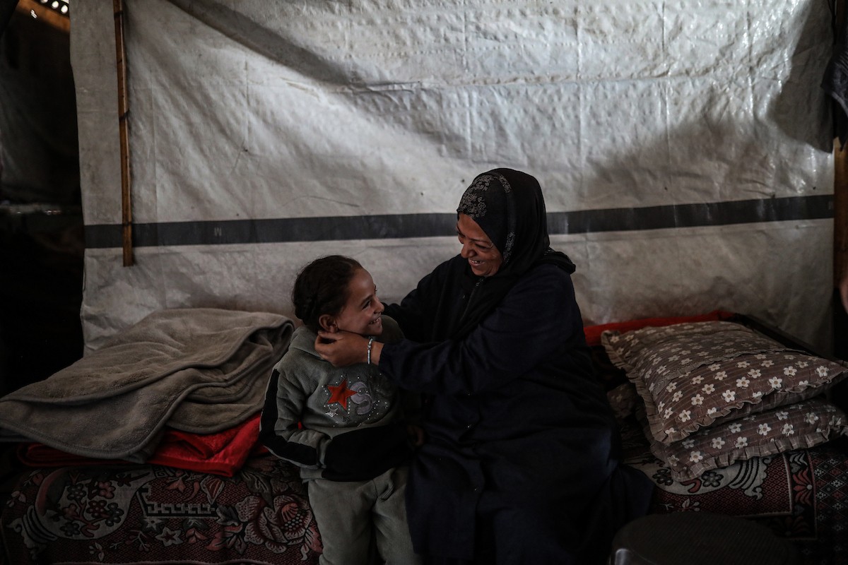 عائلات فلسطينية نزحت جراء الهجمات الإسرائيلية منذ 7 أكتوبر/تشرين الأول 2023، تأوي إلى مدرسة تابعة لوكالة الأونروا في حي تل الهوى بمدينة غزة. 26 يناير/كانون الثاني 2026، بعدسة عمر أشتوي