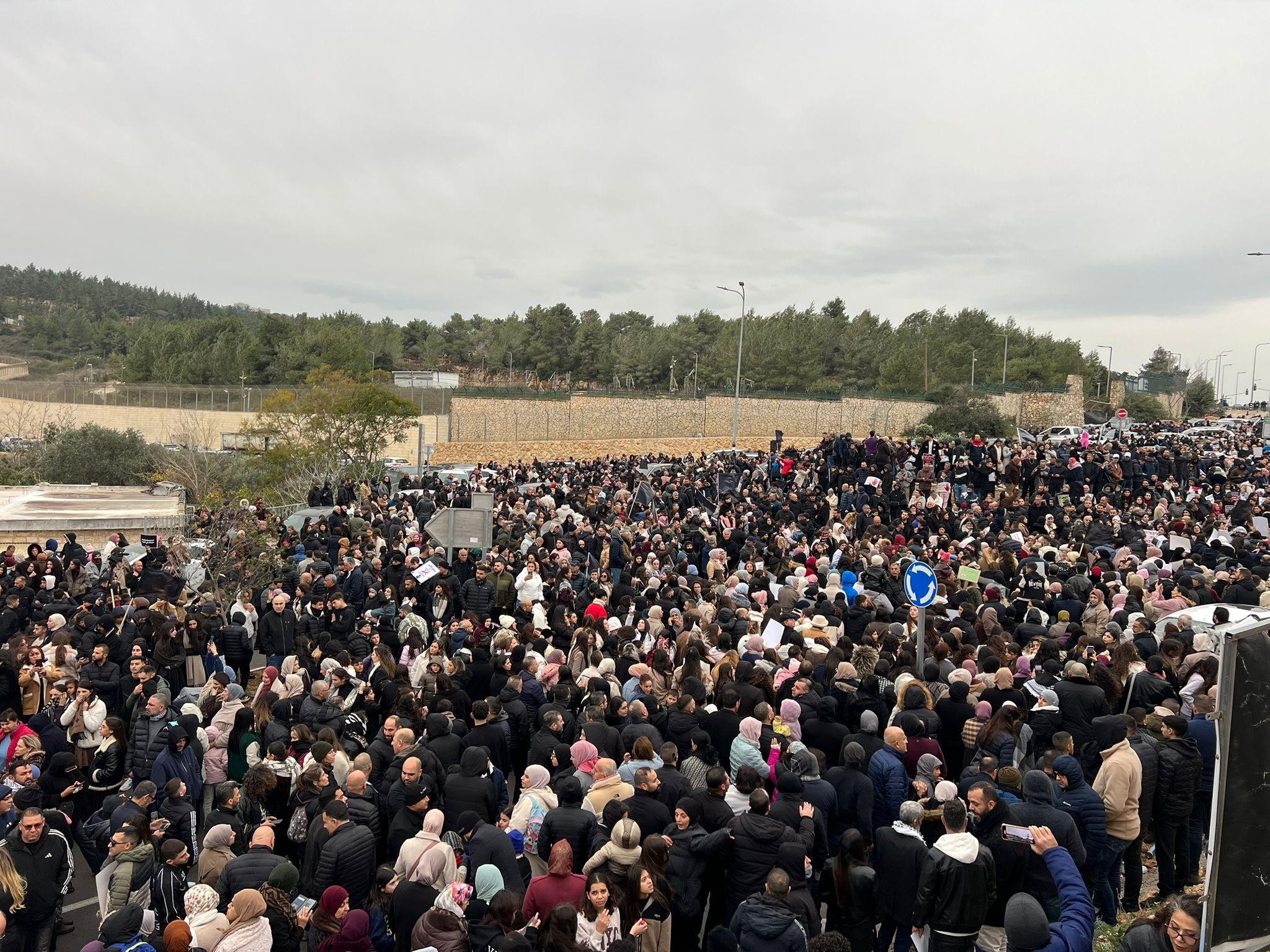 حشود المتظاهرين في سخنين ضد الجريمة، اليوم (عرب 48) 3.jpg