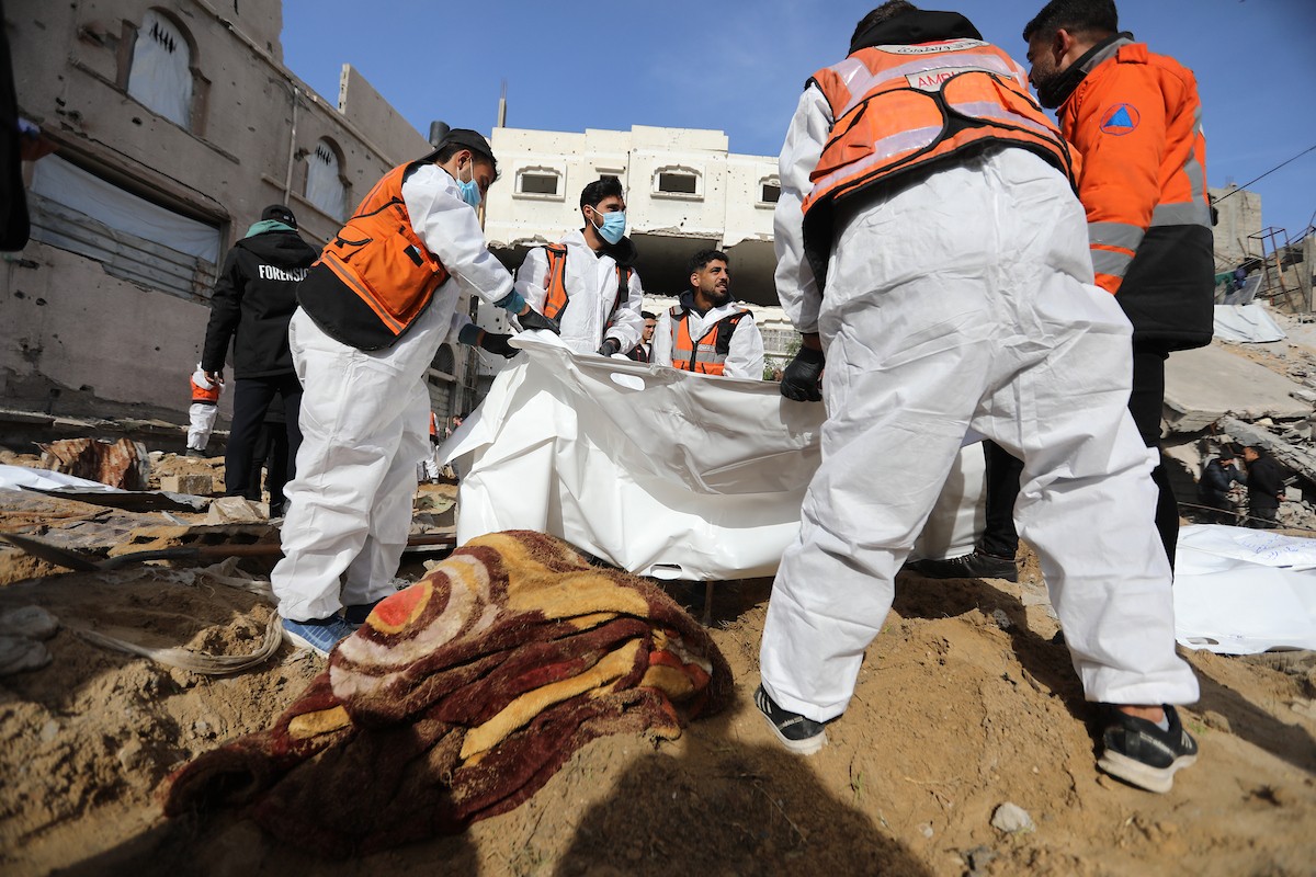 استخراج رفات 50 شهيدا دفنت خلال حرب الإبادة على قطاع غزة، من مقبرة مؤقتة في ساحات مسجد صلاح الدين بحي الزيتون، لنقلها إلى مقبرة دائمة في مدينة غزة، 25 يناير/كانون الثاني 2026. صورة: عمر أشتوي