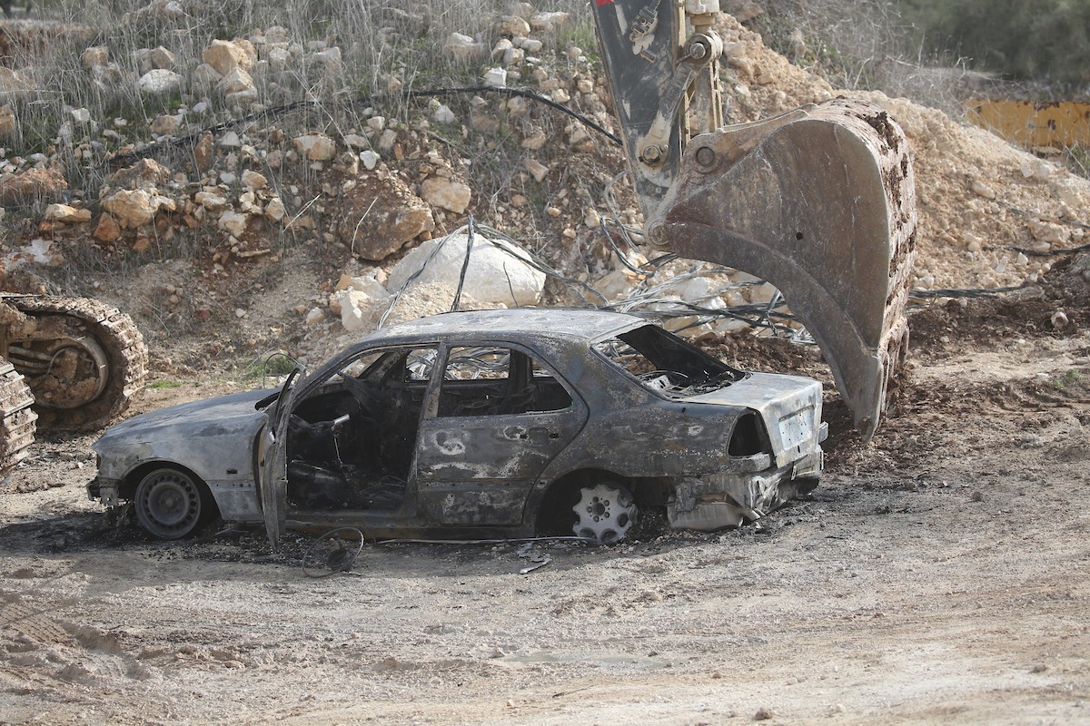 يتفقد الفلسطينيون الأضرار التي لحقت بمركباتهم وشاحناتهم وجرافاتهم بعد أن أضرم مستوطنون إسرائيليون النار فيها خلال هجوم شنوه على قرية عوريف، جنوب نابلس، في الضفة الغربية في 21 يناير/كانون الثاني 2026. صورة: محمد ناصر