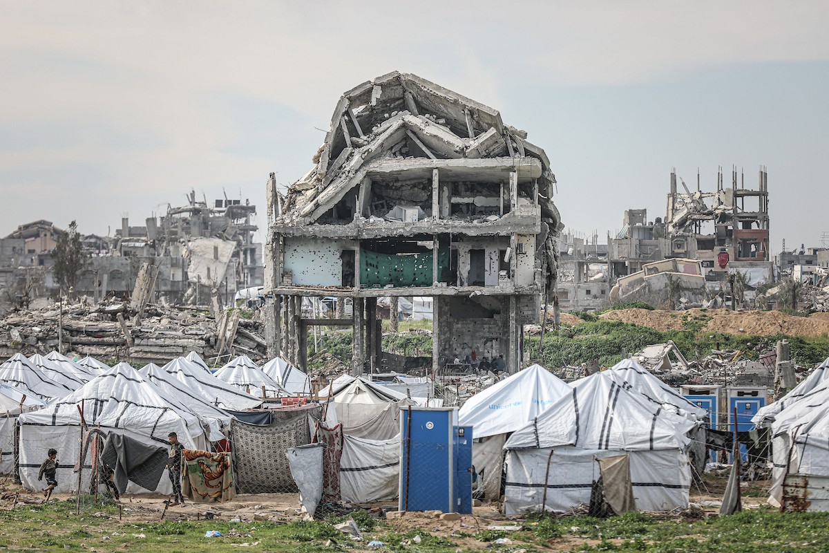 عائلات فلسطينية نازحة تكافح من أجل البقاء في ظروف قاسية بمخيم النصيرات للاجئين وسط قطاع غزة، 29 يناير/كانون الثاني 2026.صورة: رمزي أبو عامر