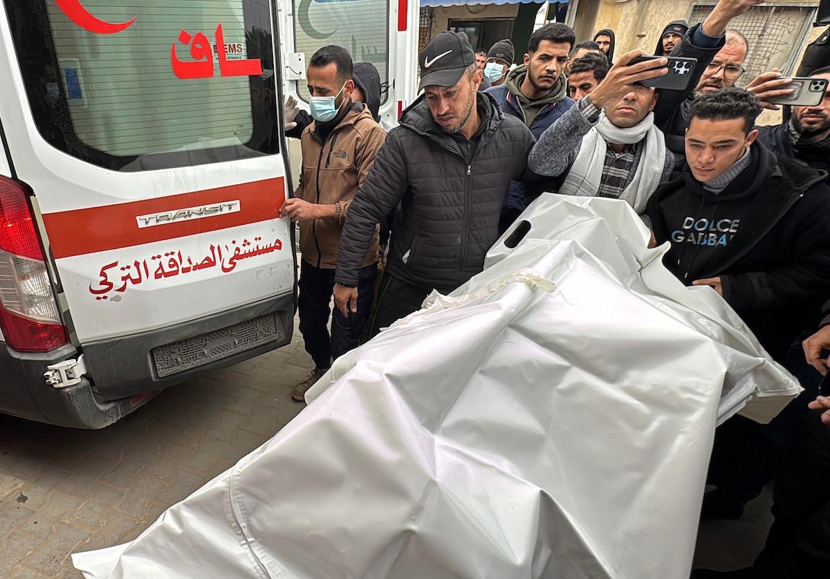 وصلت ثلاث جثث إلى مستشفى شهداء الأقصى في دير البلح، من بينها جثة صحفي، نتيجة هجومين إسرائيليين منفصلين، أحدهما شرق مخيم البريج والآخر في مدينة الزهراء وسط قطاع غزة. 21 يناير/كانون الثاني 2026. صورة: أحمد إبراهيم