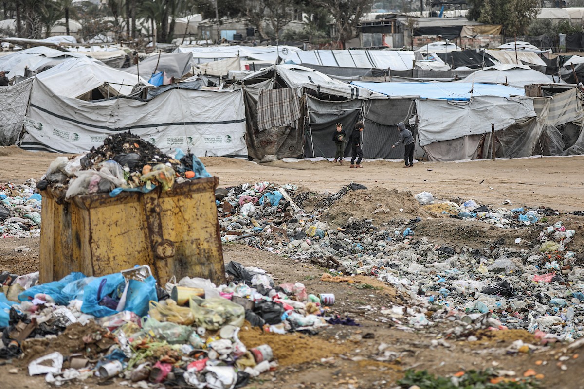 تواصل العائلات الفلسطينية النازحة المقيمة في مخيم الزوايدة وسط قطاع غزة حياتها اليومية في ظل ظروف قاسية داخل خيام متهالكة لا توفر أي حماية أو دفء من برد الشتاء القارس، 18 يناير/كانون الثاني 2026. صورة: رمزي أبو عامر