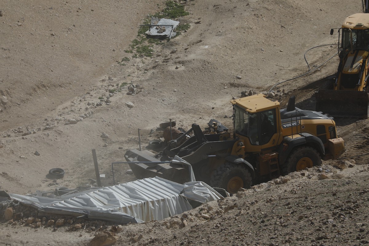 جرافات عسكرية إسرائيلية تهدم ستة منازل تعود لسكان بدو فلسطينيين جنوب الخليل، ضمن حملة أوسع تستهدف المجتمعات البدوية في المنطقة، 26 يناير/كانون الثاني 2026. صورة: مأمون وزواز