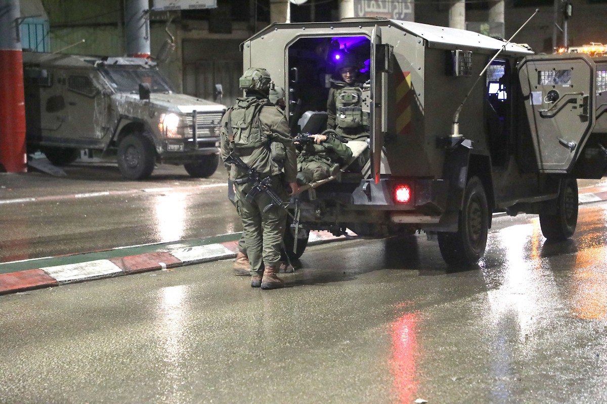 اقتحمت آليات عسكرية إسرائيلية المنطقة الشرقية من مدينة نابلس فجر اليوم، 29 يناير/كانون الثاني 2026، لتأمين دخول المستوطنين الإسرائيليين إلى قبر يوسف في مدينة نابلس بالضفة الغربية. (صورة: محمد ناصر/apaimages)