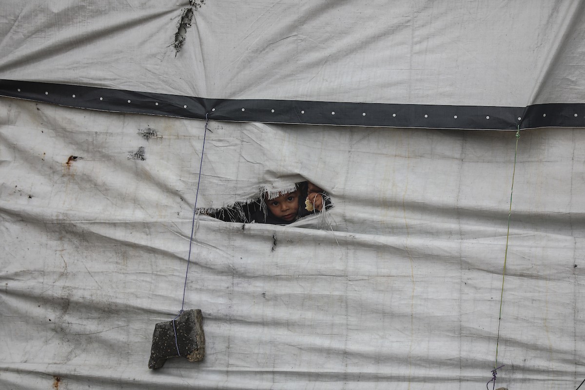 يواصل الفلسطينيون النازحون، الذين لجأوا إلى خيام مؤقتة ومدارس أو منازل متضررة بشدة، حياتهم وسط الأزمة الإنسانية المستمرة الناجمة عن الحصار الإسرائيلي في مخيم جباليا، شمال قطاع غزة، في 18 يناير/كانون الثاني 2026. صورة: عمر أشتوي