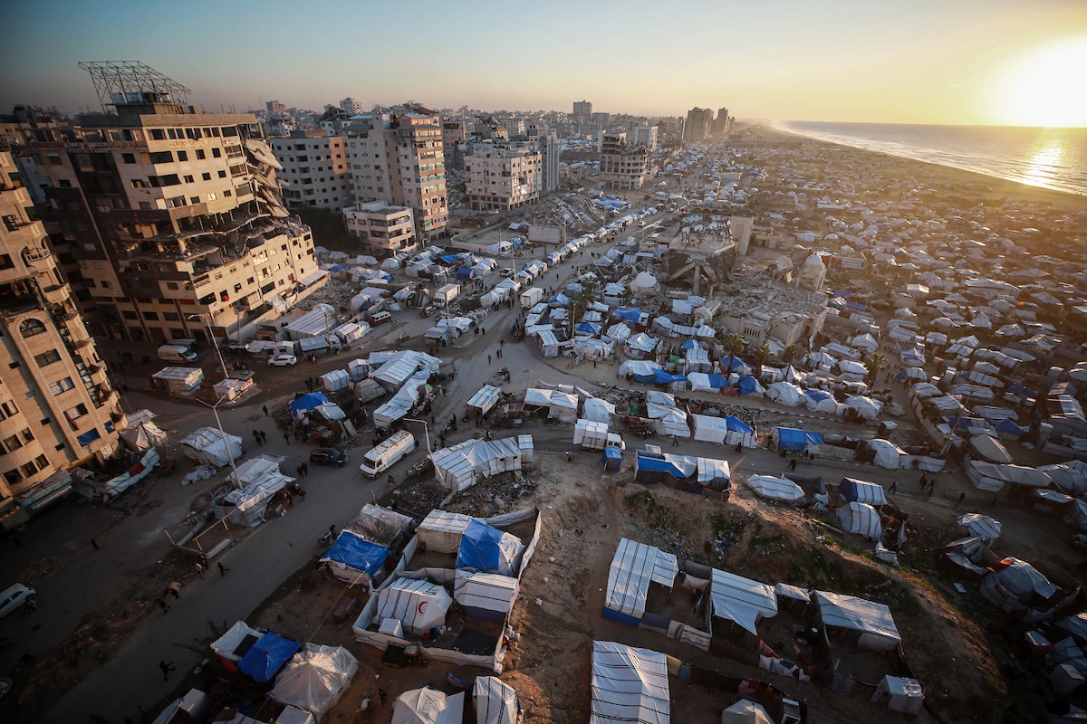 مشاهد عامة لخيام النازحين على شاطئ مدينة غزة. يعاني النازحون معاناة مضاعفة من ويلات النزاع وقسوة الأحوال الجوية، إذ لا توفر الخيام أي حماية من برد الشتاء القارس والأمطار الغزيرة، 3 يناير/كانون الثاني 2026. تصوير: عمر أشتوي