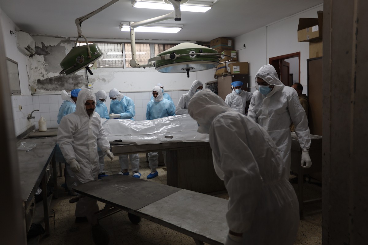 تُجري إدارة الطب الشرعي والأدلة الجنائية بوزارة العدل فحوصاتٍ لخمس عشرة جثة فلسطينية بمستشفى الشفاء في مدينة غزة، لمحاولة التعرف عليها، 30 يناير/كانون الثاني 2026. صورة: عمر أشتوي