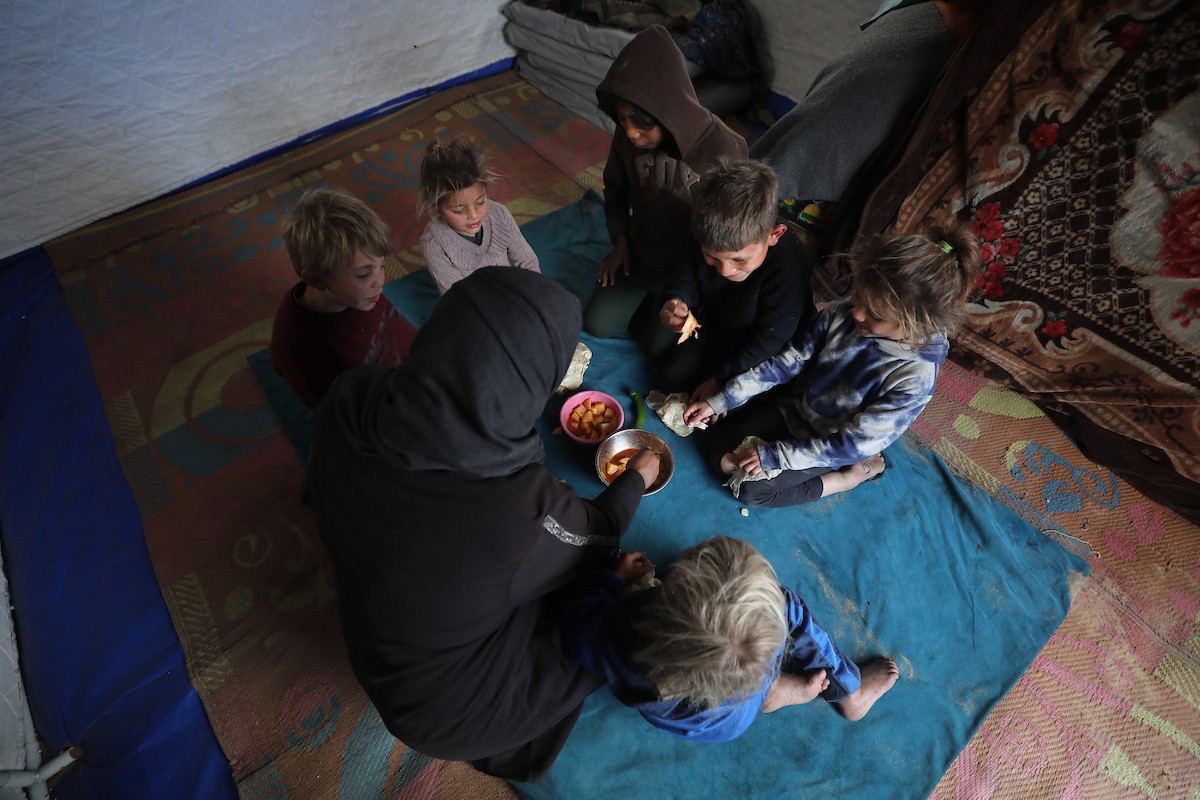 كفاح صبح (38 عامًا) فلسطينية، تكافح لإعالة أسرتها داخل خيمة ممزقة في مدينة غزة، وسط ظروف معيشية قاسية ونقص شبه تام في الضروريات الأساسية. 29 يناير/كانون الثاني 2026. تصوير: عمر أشتوي