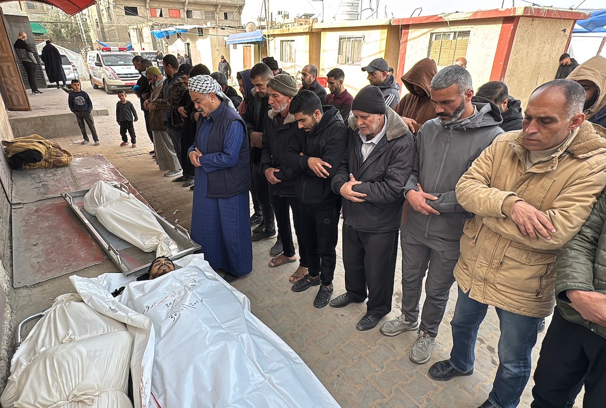 فلسطينيون يودعون جثامين ثلاثة مواطنين استشهدوا في غارات جوية إسرائيلية على مخيم المغازي للاجئين، قبل موكب جنازتهم في مستشفى الأقصى بدير البلح، وسط قطاع غزة. 30 يناير/كانون الثاني 2026. صورة: أحمد إبراهيم