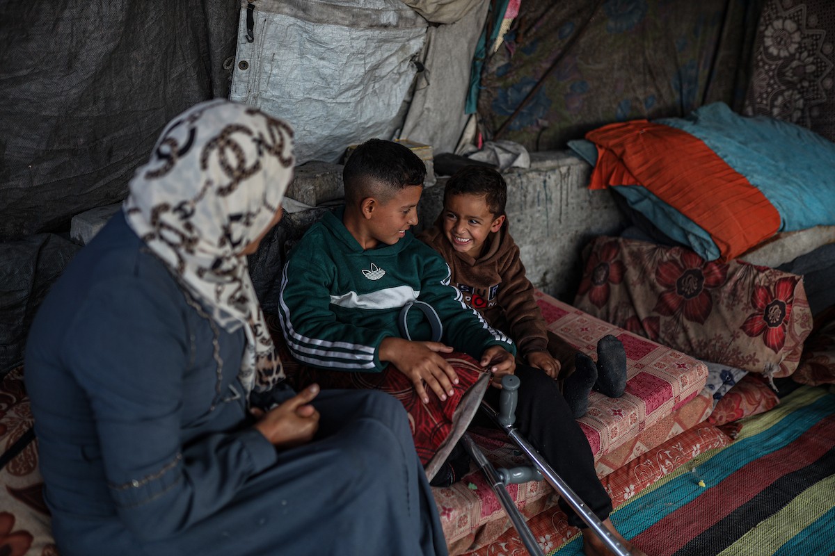 الطفل عمر حلاوة (13عاما) يزور مكان دفن ساقه المبتور يوميا، بعد إصابته في غارة إسرائيلية خلال الحرب على غزة، 31 ديسمبر/كانون الأول 2025. تصوير: عمر أشتوي