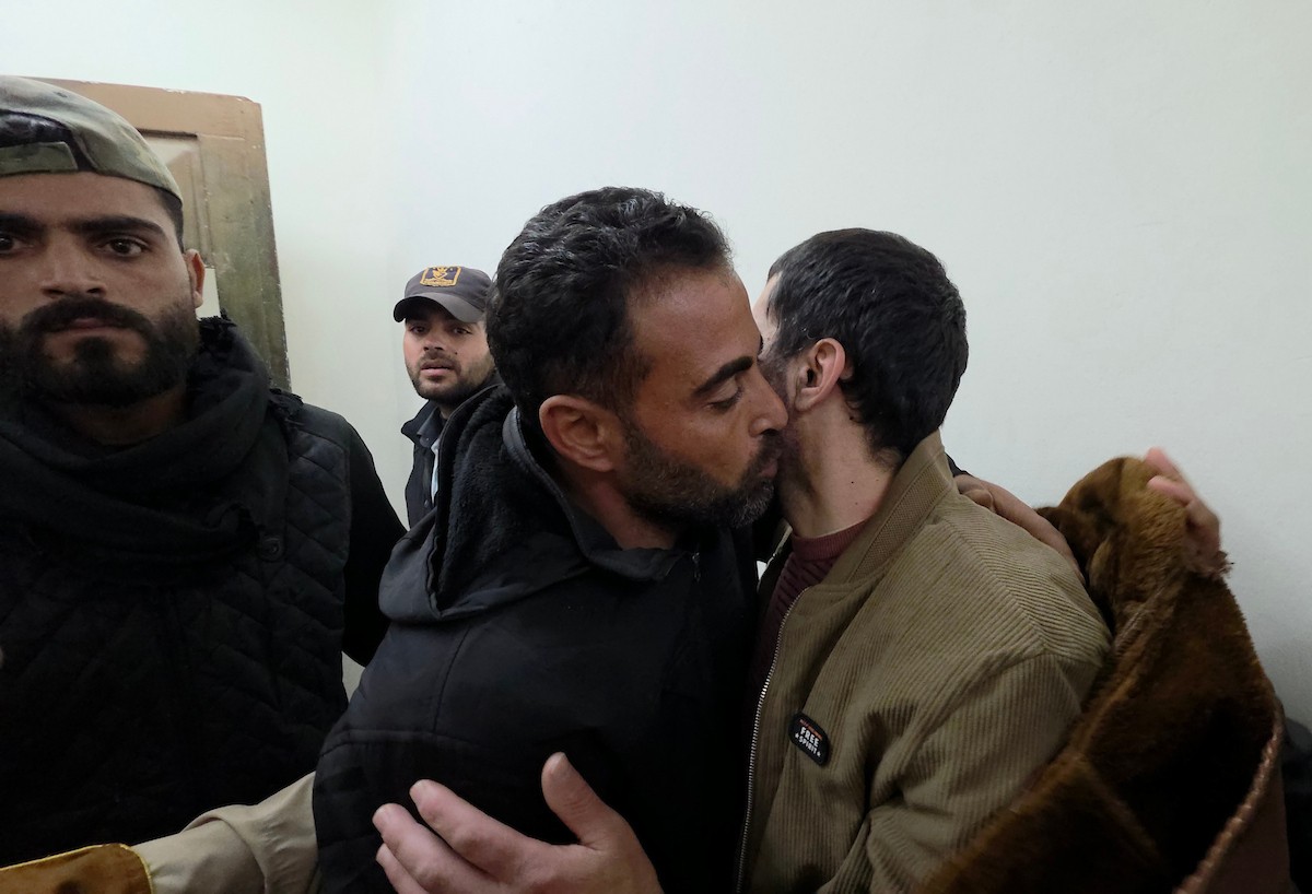 نُقل سبعة أسرى فلسطينيين أفرجت عنهم القوات الإسرائيلية إلى مستشفى شهداء الأقصى عبر اللجنة الدولية للصليب الأحمر، في دير البلح، وسط قطاع غزة، بتاريخ 25 يناير/كانون الثاني 2026. (صورة: أحمد إبراهيم)