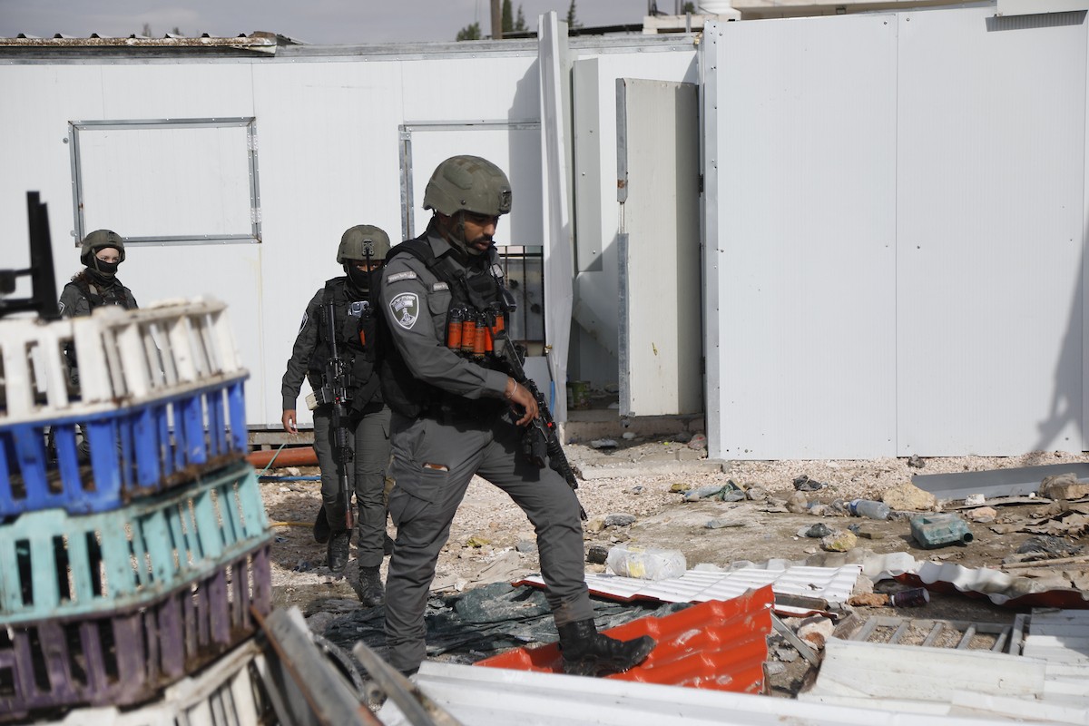 قوات إسرائيلية تهدم وتصادر عدد من المحلات التجارية المصنوعة من الكرفانات في السموع جنوب الخليل،31 ديسمبر/كانون الأول 2025. تصوير: مأمون وزواز