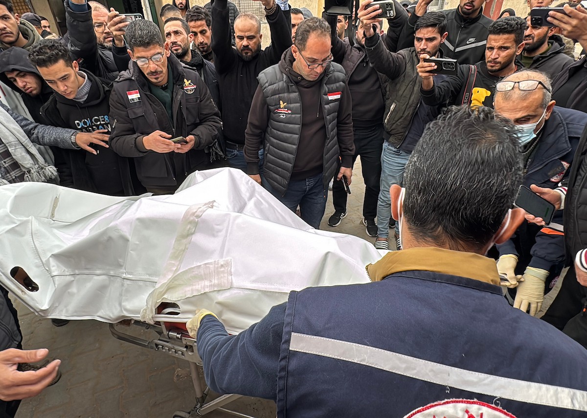 وصلت ثلاث جثث إلى مستشفى شهداء الأقصى في دير البلح، من بينها جثة صحفي، نتيجة هجومين إسرائيليين منفصلين، أحدهما شرق مخيم البريج والآخر في مدينة الزهراء وسط قطاع غزة. 21 يناير/كانون الثاني 2026. صورة: أحمد إبراهيم