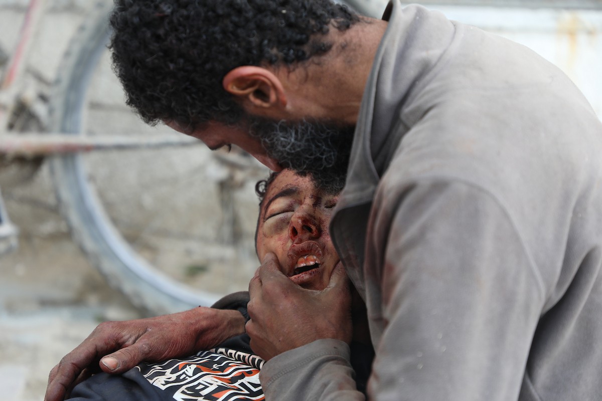 حضر أقارب شاب فلسطيني، قُتل بنيران الجيش الإسرائيلي، مراسم الدفن التي أقيمت في مستشفى الشفاء بمدينة غزة، في 24 يناير/كانون الثاني 2026. (صورة: عمر أشتوي)