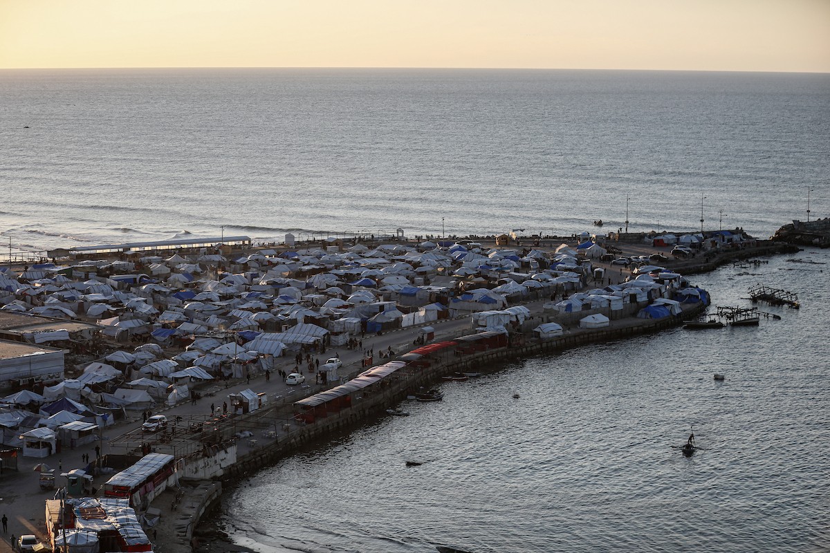 مشاهد عامة لخيام النازحين على شاطئ مدينة غزة. يعاني النازحون معاناة مضاعفة من ويلات النزاع وقسوة الأحوال الجوية، إذ لا توفر الخيام أي حماية من برد الشتاء القارس والأمطار الغزيرة، 3 يناير/كانون الثاني 2026. تصوير: عمر أشتوي