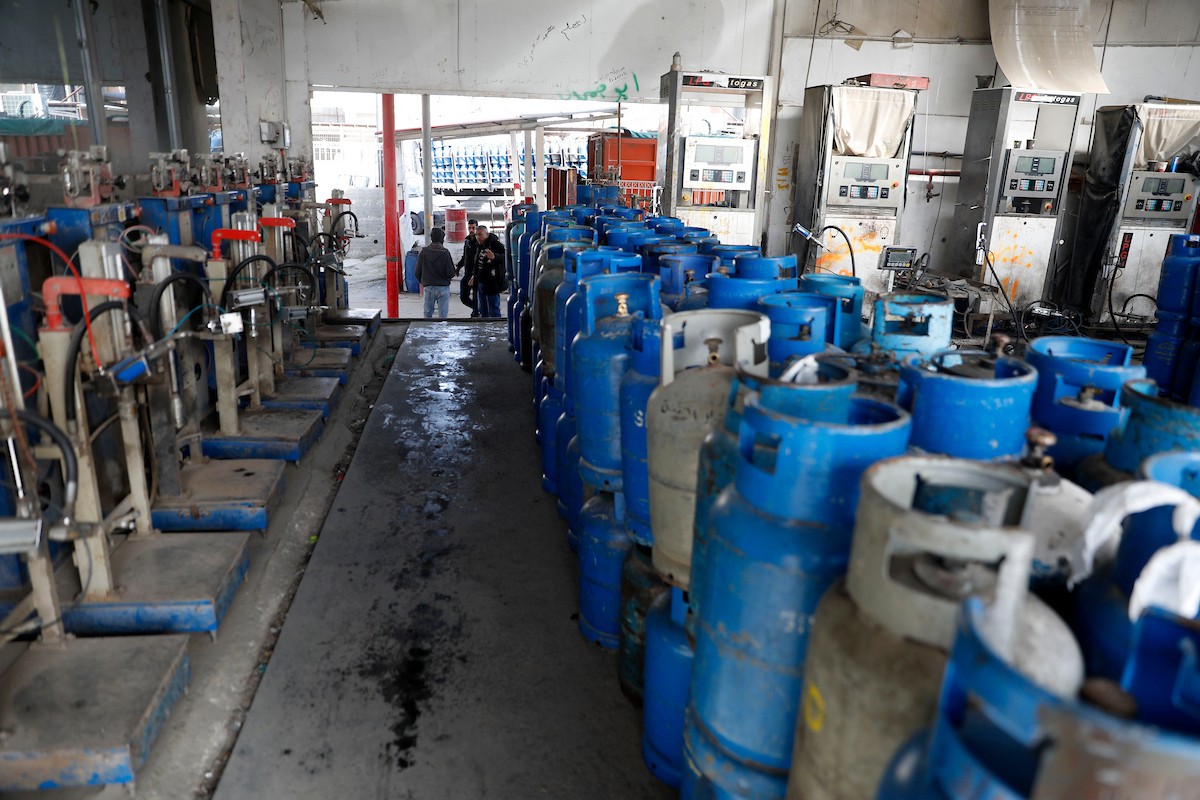 اصطفّ المواطنون في طوابير طويلة أمام محطات تعبئة الغاز في الخليل، وسط مخاوف من تفاقم أزمة نقص الغاز في الضفة الغربية،، 25 يناير/كانون الثاني 2026. صورة: مأمون وزواز