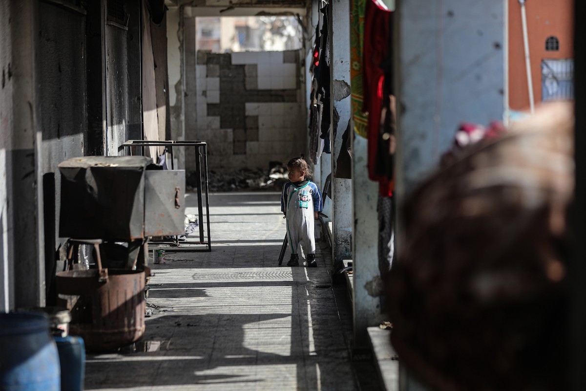 عائلات فلسطينية نزحت جراء الهجمات الإسرائيلية منذ 7 أكتوبر/تشرين الأول 2023، تأوي إلى مدرسة تابعة لوكالة الأونروا في حي تل الهوى بمدينة غزة. 26 يناير/كانون الثاني 2026، بعدسة عمر أشتوي