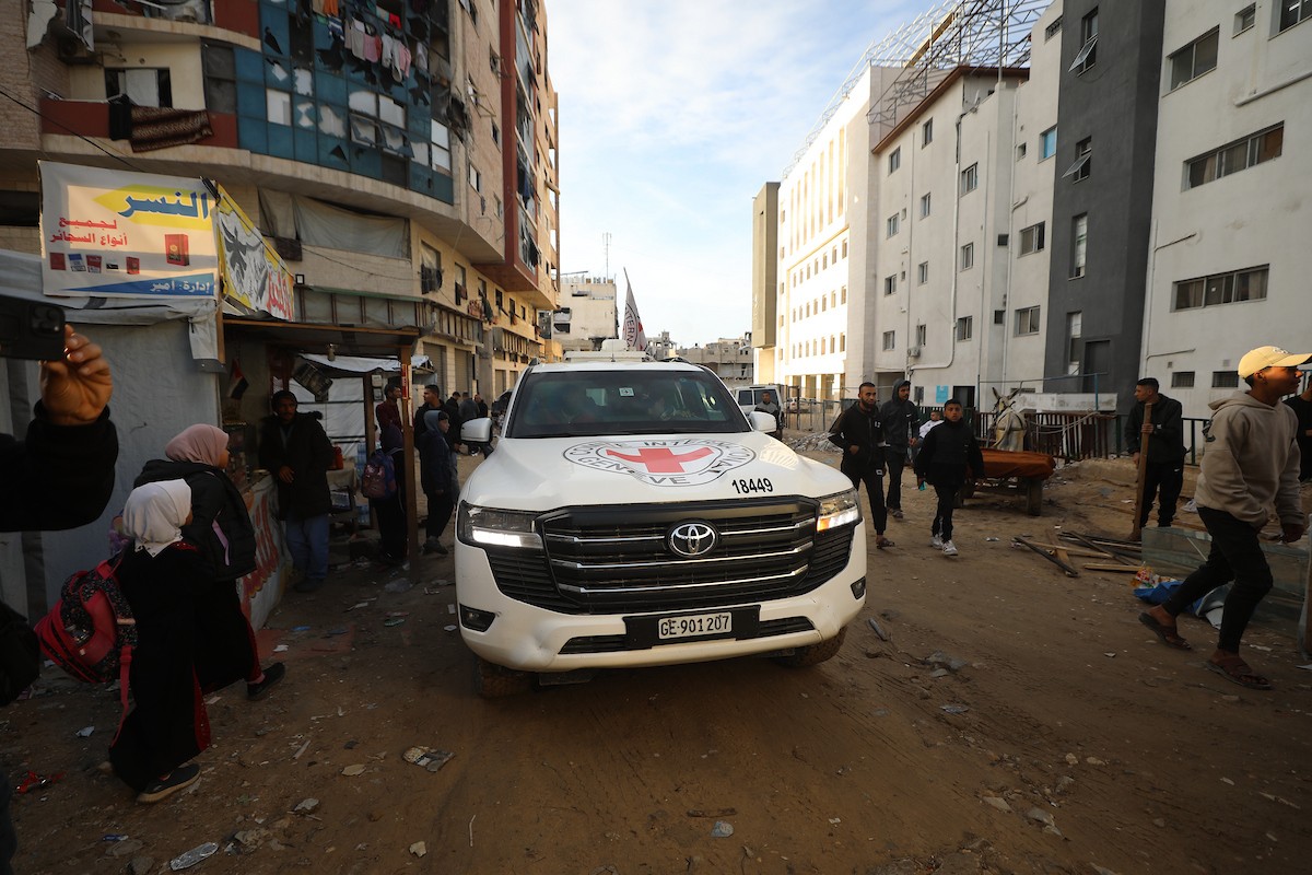 وصول 15 جثة لفلسطينيين سلمتها إسرائيل عبر اللجنة الدولية للصليب الأحمر إلى مجمع الشفاء الطبي في مدينة غزة، 29 يناير/كانون الثاني 2026. تصوير: عمر أشتوي