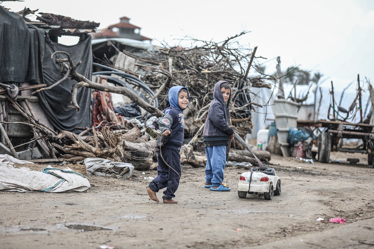 تواصل العائلات الفلسطينية النازحة المقيمة في مخيم الزوايدة وسط قطاع غزة حياتها اليومية في ظل ظروف قاسية داخل خيام متهالكة لا توفر أي حماية أو دفء من برد الشتاء القارس، 18 يناير/كانون الثاني 2026. صورة: رمزي أبو عامر