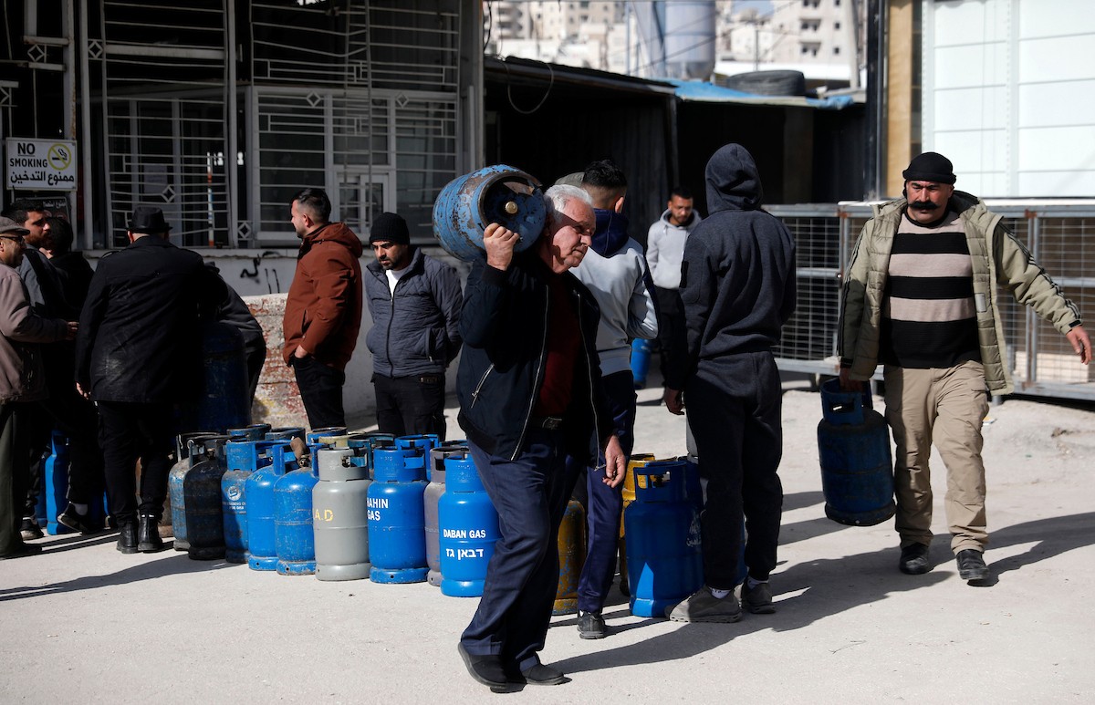 اصطفّ المواطنون في طوابير طويلة أمام محطات تعبئة الغاز في الخليل، وسط مخاوف من تفاقم أزمة نقص الغاز في الضفة الغربية،، 25 يناير/كانون الثاني 2026. صورة: مأمون وزواز