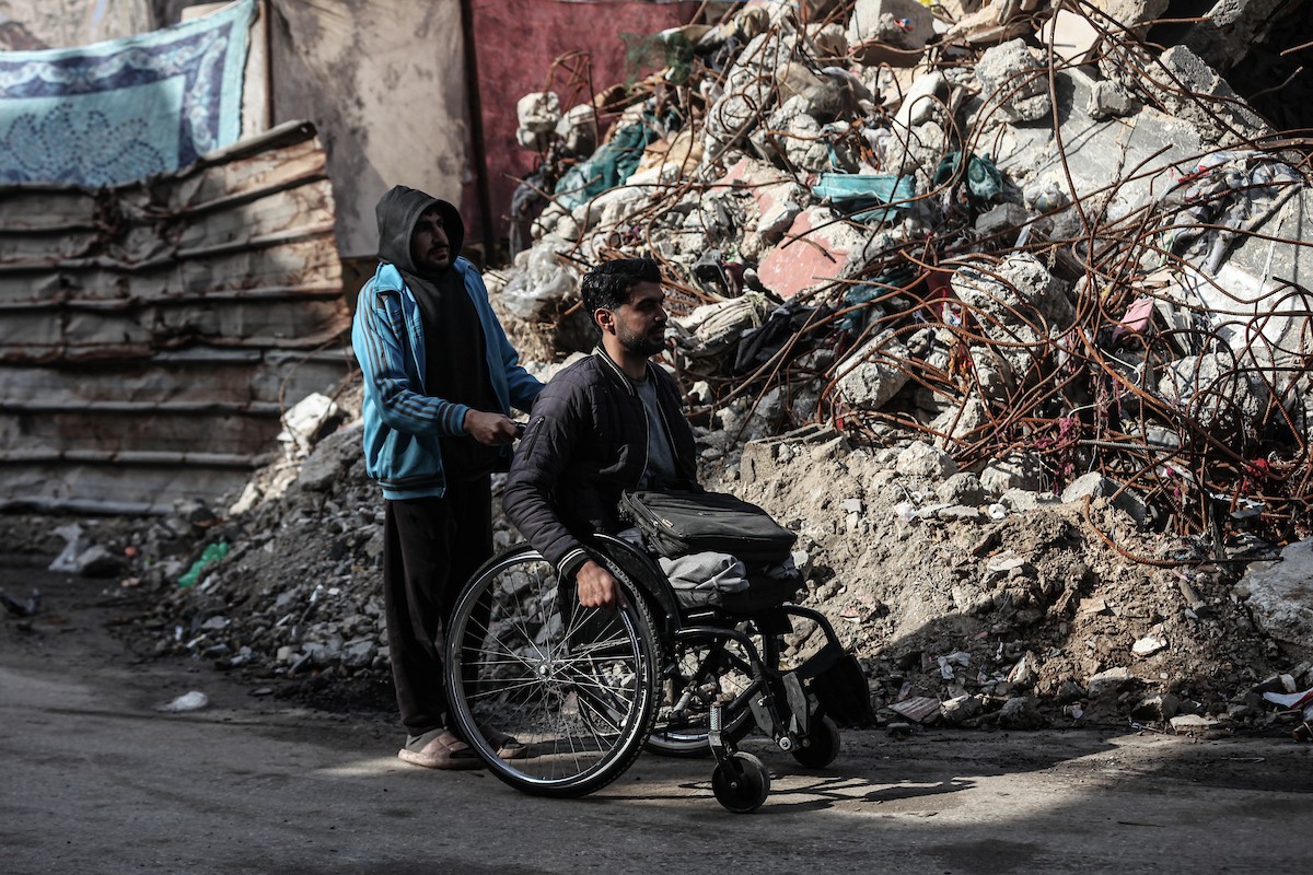  المعلّم سعيد خليل عزم (33 عامًا) أُصيب بجروح بالغة أدّت إلى بتر قدميه، جراء قصف إسرائيلي خلال الحرب على غزة، في مخيم البريج وسط القطاع،  يناير/كانون الثاني 2026. تصوير: معز صالحي