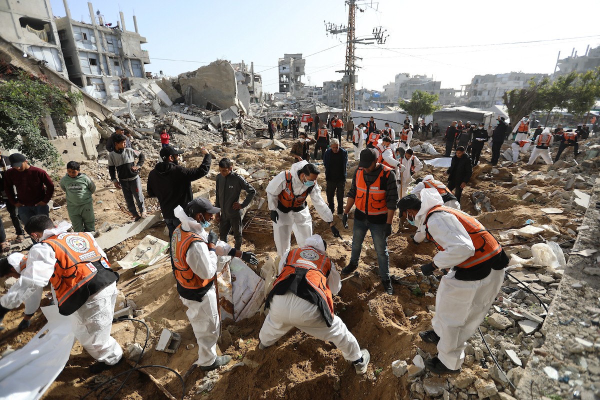 استخراج رفات 50 شهيدا دفنت خلال حرب الإبادة على قطاع غزة، من مقبرة مؤقتة في ساحات مسجد صلاح الدين بحي الزيتون، لنقلها إلى مقبرة دائمة في مدينة غزة، 25 يناير/كانون الثاني 2026. صورة: عمر أشتوي