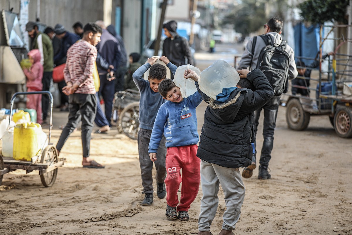 يملأ الفلسطينيون خزاناتهم بالمياه التي توزعها صهاريج المياه، وينقلونها إلى خيامهم في مخيم النصيرات وسط قطاع غزة، حيث تفاقمت أزمة المياه نتيجة الأضرار الجسيمة التي لحقت بالبنية التحتية جراء الهجمات الإسرائيلية، 29 يناير/كانون الثاني 2026. صورة: رمزي أبو عامر