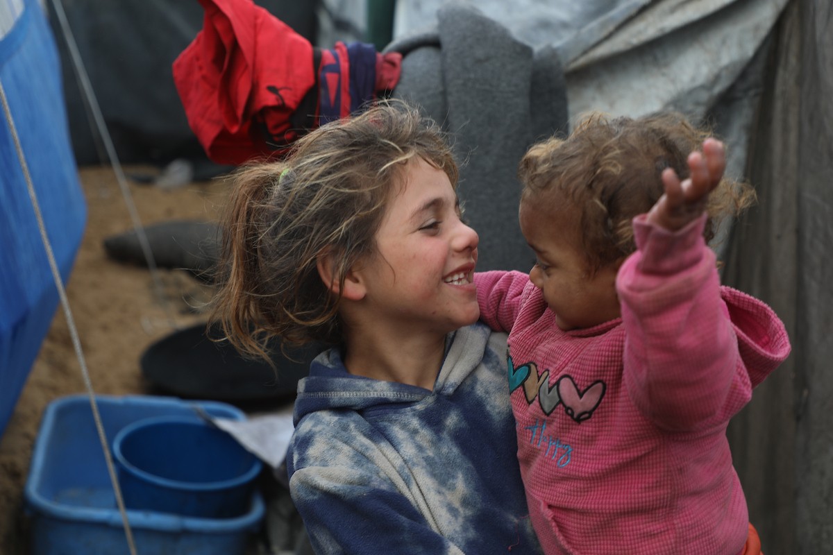 كفاح صبح (38 عامًا) فلسطينية، تكافح لإعالة أسرتها داخل خيمة ممزقة في مدينة غزة، وسط ظروف معيشية قاسية ونقص شبه تام في الضروريات الأساسية. 29 يناير/كانون الثاني 2026. تصوير: عمر أشتوي