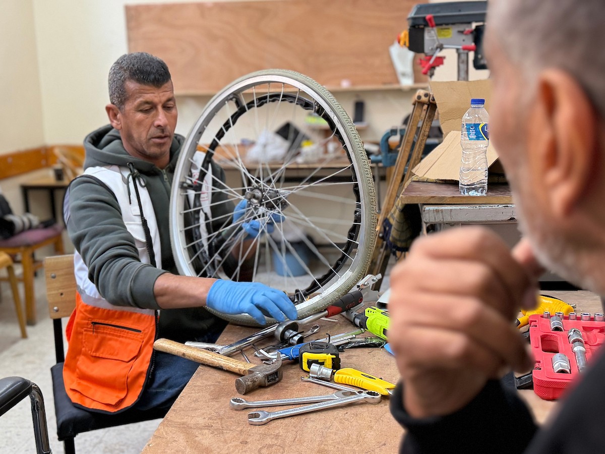 الفلسطيني رمزي الفجم يصلح كراسي متحركة لجرحى قطاع غزة متحديا إعاقته الشخصية ونقص المعدات الطبية ، خان يونس، جنوب قطاع غزة، 20 يناير/كانون الثاني 2026 تصوير: محمد سلامة / وكالة الأنباء الفلسطينية (APA Images)