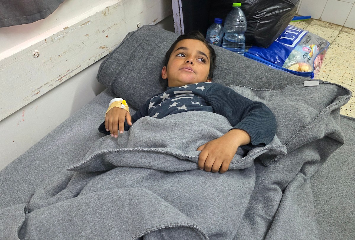 يتلقى أطفال مصابون بالتهاب السحايا العلاج في مستشفى ناصر بخان يونس، وسط تحذيرات طبية من تفشٍّ مقلق للمرض داخل خيام النازحين، 30 يناير/كانون الثاني 2026. تصوير: طارق محمد