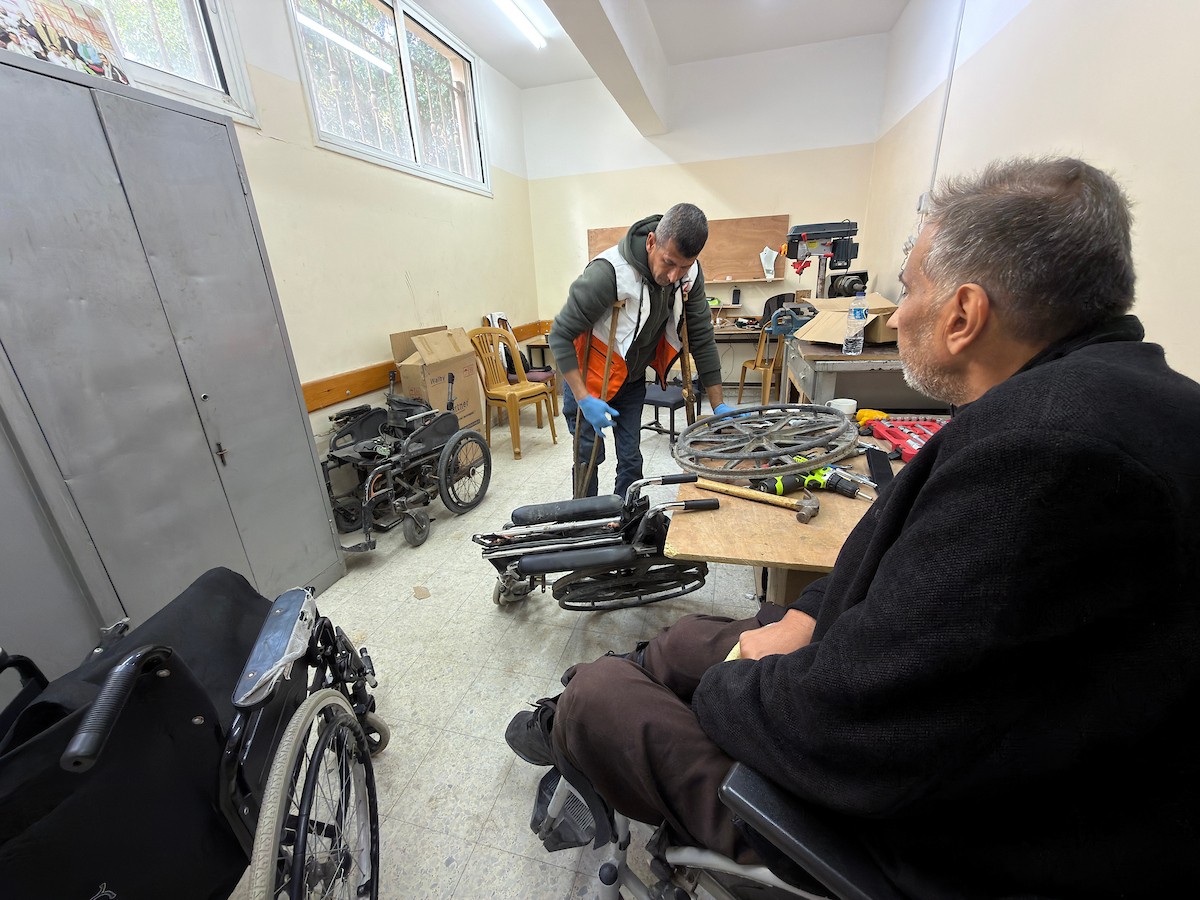 الفلسطيني رمزي الفجم يصلح كراسي متحركة لجرحى قطاع غزة متحديا إعاقته الشخصية ونقص المعدات الطبية ، خان يونس، جنوب قطاع غزة، 20 يناير/كانون الثاني 2026 تصوير: محمد سلامة / وكالة الأنباء الفلسطينية (APA Images)