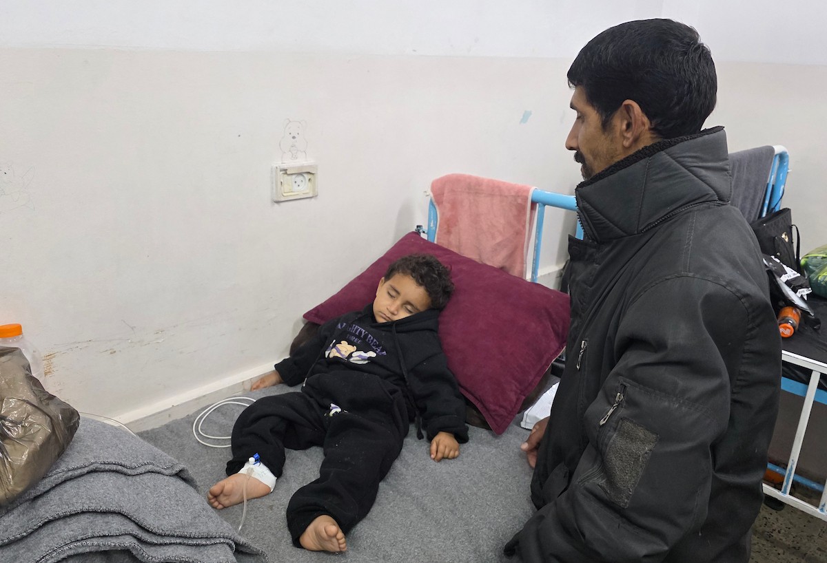 يتلقى أطفال مصابون بالتهاب السحايا العلاج في مستشفى ناصر بخان يونس، وسط تحذيرات طبية من تفشٍّ مقلق للمرض داخل خيام النازحين، 30 يناير/كانون الثاني 2026. تصوير: طارق محمد