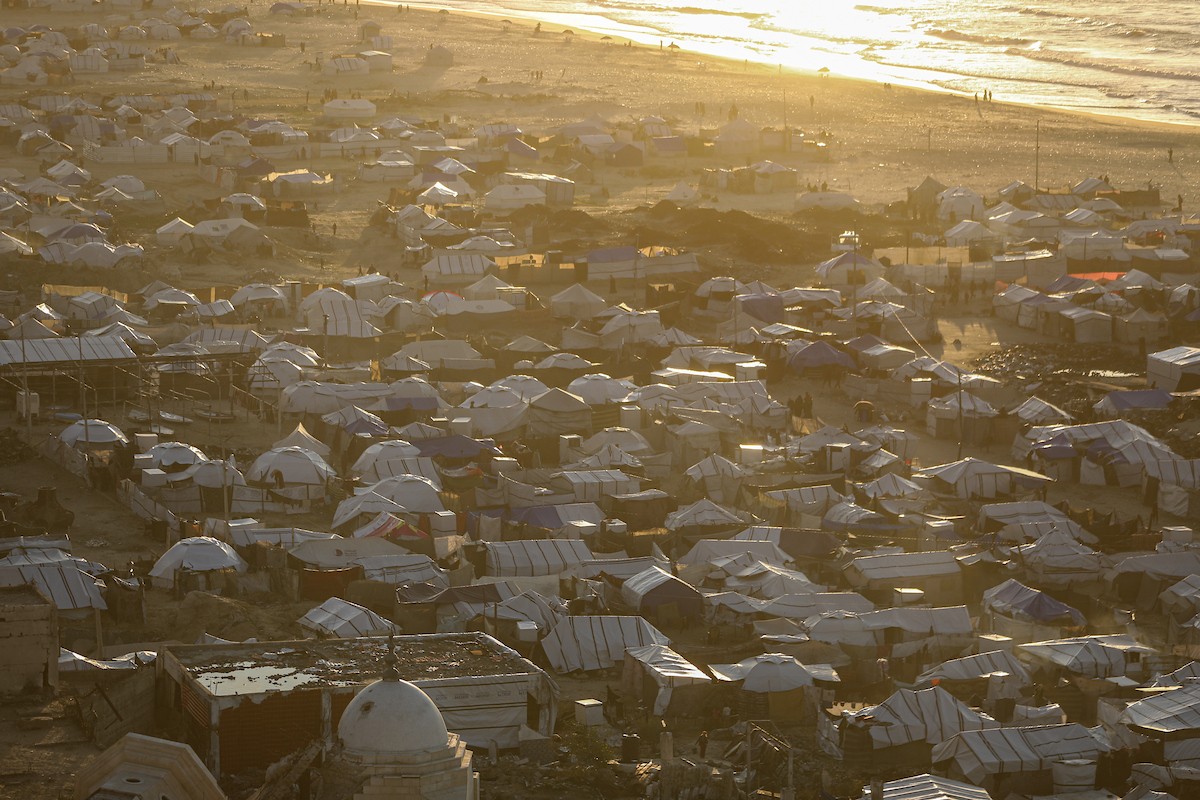 مشاهد عامة لخيام النازحين على شاطئ مدينة غزة. يعاني النازحون معاناة مضاعفة من ويلات النزاع وقسوة الأحوال الجوية، إذ لا توفر الخيام أي حماية من برد الشتاء القارس والأمطار الغزيرة، 3 يناير/كانون الثاني 2026. تصوير: عمر أشتوي