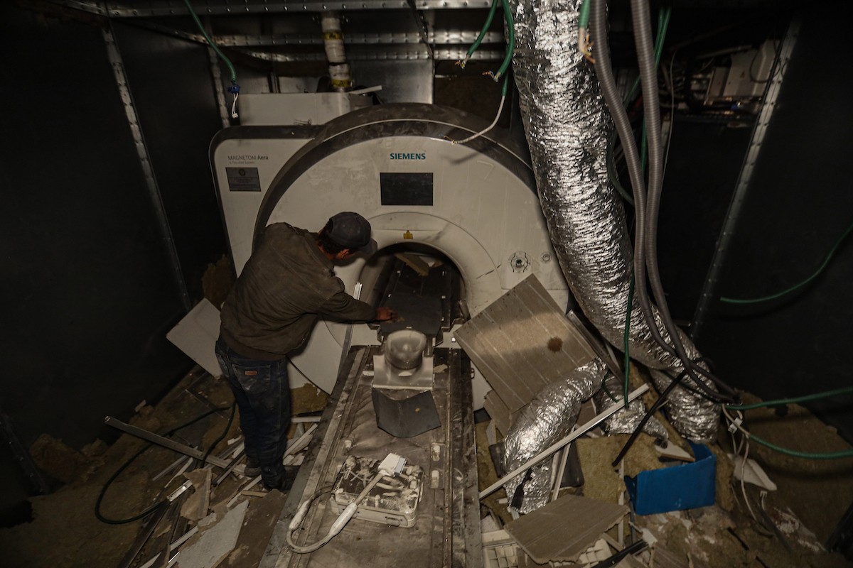 مستشفى الشفاء في غزة يفتقر إلى المعدات الطبية وتحديدًا جهاز التصوير بالرنين المغناطيسي، بعد أن دمّر الجيش الإسرائيلي معظم المعدات خلال الحرب، 31 ديسمبر/كانون الأول 2025. صورة: عمر أشتوي