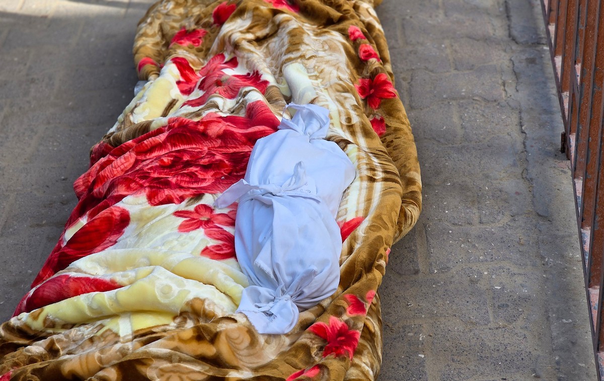 ينعى الفلسطينيون جثمان الطفلة سجود عليان في مجمع ناصر الطبي بمدينة خان يونس، جنوب قطاع غزة، في 24 يناير/كانون الثاني 2026، بعد سبعة أيام من ولادتها. (صورة: طارق محمد/وكالة الأنباء الفلسطينية)