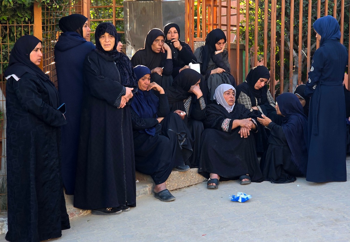 ينعى الفلسطينيون أرواح ذويهم بعد أن استهدفت القوات الإسرائيلية خيمةً تؤوي نازحين مدنيين بطائرة مسيرة في خان يونس جنوب قطاع غزة في 31 يناير/كانون الثاني 2026. (صورة: طارق محمد)