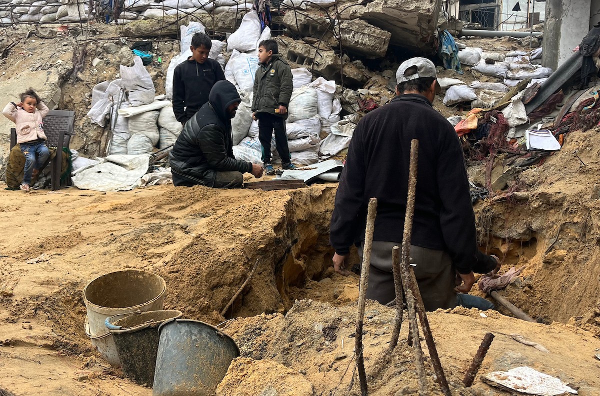 على مدى 160 يومًا، استخدم الفلسطيني اسماعيل ابو حماد، البالغ من العمر 45 عامًا، مجرفة وفأسًا ومنخلًا في محاولة للعثور على رفات عائلته بعد أن فقد زوجته وأطفاله الستة في هجوم إسرائيلي على حي الصبرة بمدينة غزة ، 19 يناير/كانون الثاني 2026. (صورة: مطر الزاق)