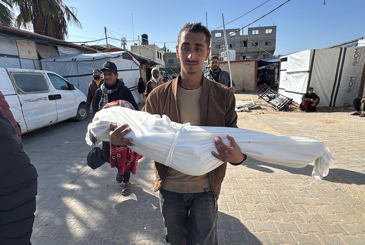 ودّع الفلسطينيون جثماني إبراهيم محمد الشنا (29 عامًا) وابنه محمد (8 أعوام) في مستشفى شهداء الأقصى بدير البلح. وقد توفي الاثنان إثر انهيار منزلهما عليهما في مخيم المغازي للاجئين وسط قطاع غزة. في غضون ذلك 5 يناير/كانون الثاني 2026. صورة: أحمد إبراهيم