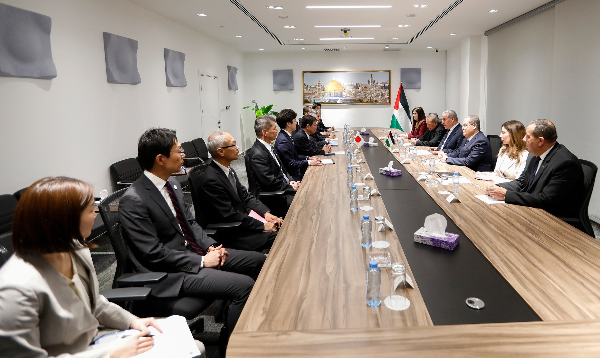 حسين الشيخ يستقبل وزير خارجية اليابان ويبحثان آخر المستجدات والتطورات ...jpg