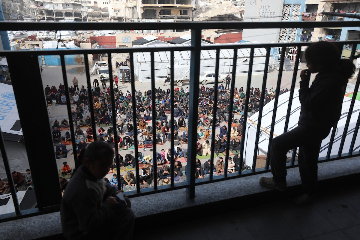 يؤدي الفلسطينيون صلاة الجمعة داخل مدرسة تابعة لوكالة الأونروا، حُوِّلت إلى ملجأ بعد نزوح عائلات منها جراء الهجمات الإسرائيلية منذ 7 أكتوبر/تشرين الأول 2023، في مدينة غزة. 30 يناير/كانون الثاني 2026. صورة: عمر أشتوي