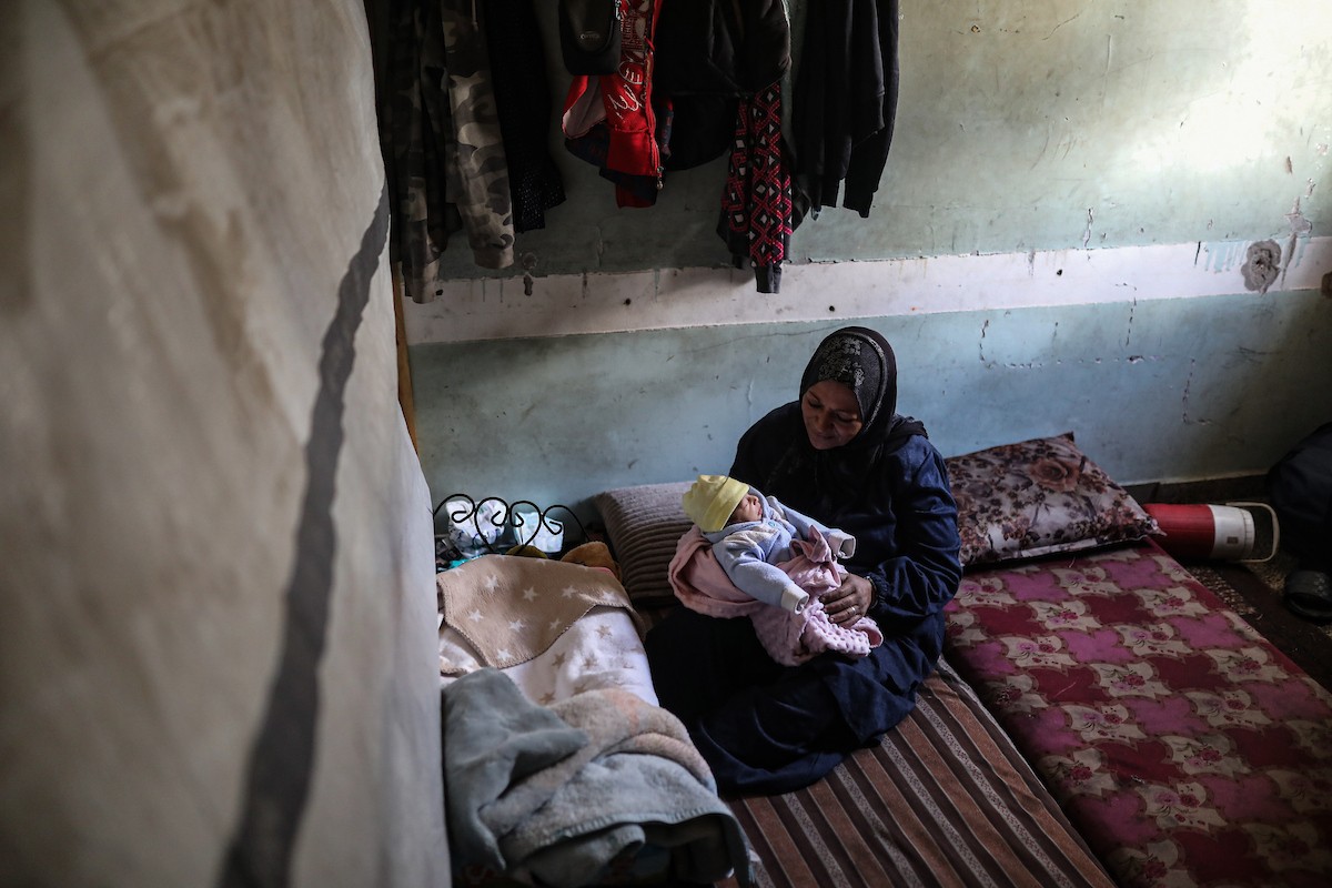 عائلات فلسطينية نزحت جراء الهجمات الإسرائيلية منذ 7 أكتوبر/تشرين الأول 2023، تأوي إلى مدرسة تابعة لوكالة الأونروا في حي تل الهوى بمدينة غزة. 26 يناير/كانون الثاني 2026، بعدسة عمر أشتوي